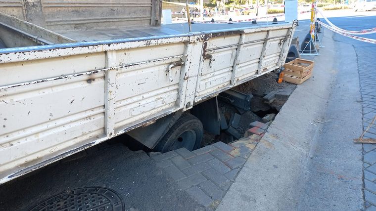 FOTO: Otro camión fue “devorado” por el pavimento en Córdoba