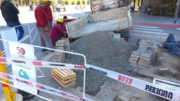 Otro camión fue “devorado” por el pavimento en Córdoba