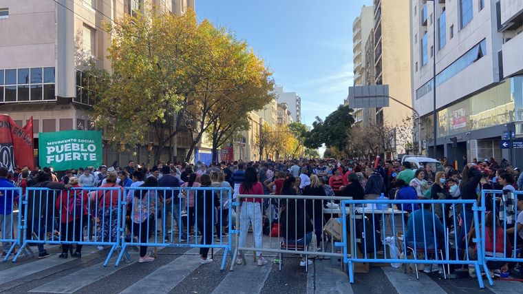 Un piquete provoca un caos vehicular en el centro de Córdoba.