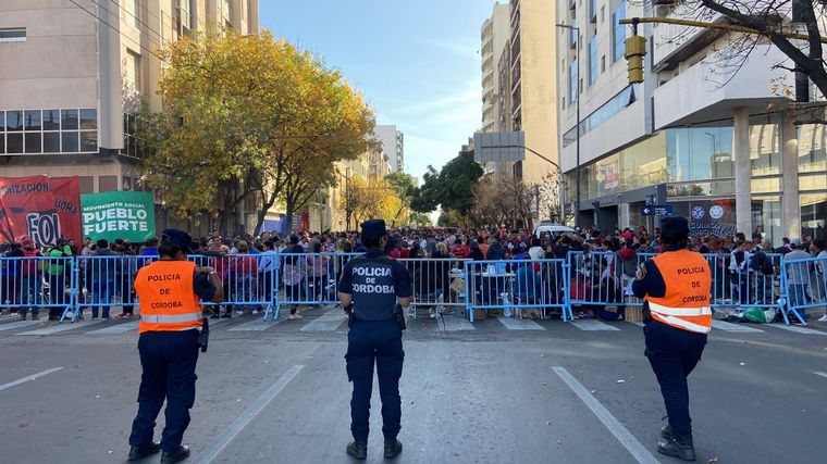 Un piquete provoca un caos vehicular en el centro de Córdoba.
