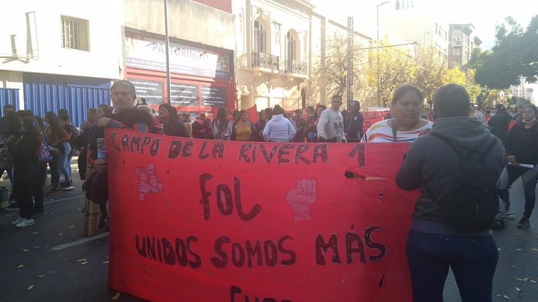 Un piquete provoca un caos vehicular en el centro de Córdoba.