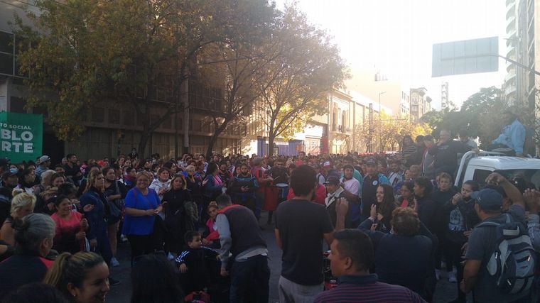 Un piquete provoca un caos vehicular en el centro de Córdoba.