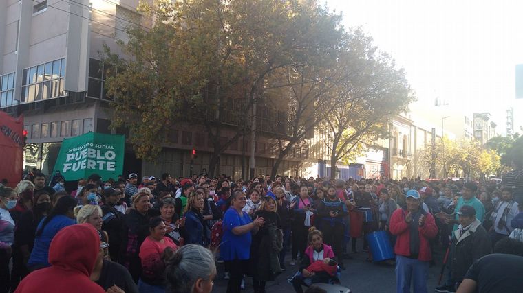 Un piquete provoca un caos vehicular en el centro de Córdoba.