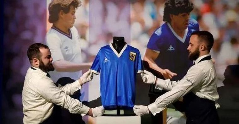 FOTO: Se realizó una subasta de la mítica camiseta que usó Maradona ante los ingleses. 
