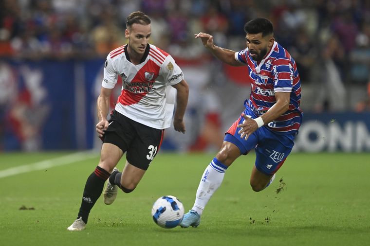 Tomás Pochettino se lleva la pelota ante la marca de Silvio Romero (Foto: River)