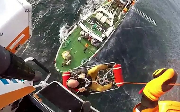 FOTO: Mega operativo de Prefectura Naval para rescatar a un marinero.