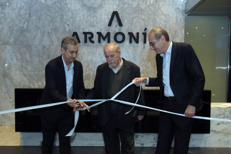 FOTO: Javkin y Simeoni presentes en el acto de inauguración del edificio Armonía.