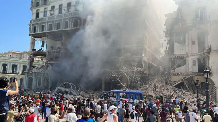 FOTO: Se elevó la cifra de muertos por la explosión de un hotel en La Habana.