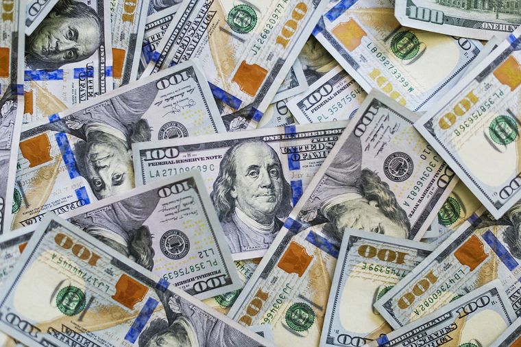 FOTO: El dólar blue sigue con tendencia alcista y cerró a $207.