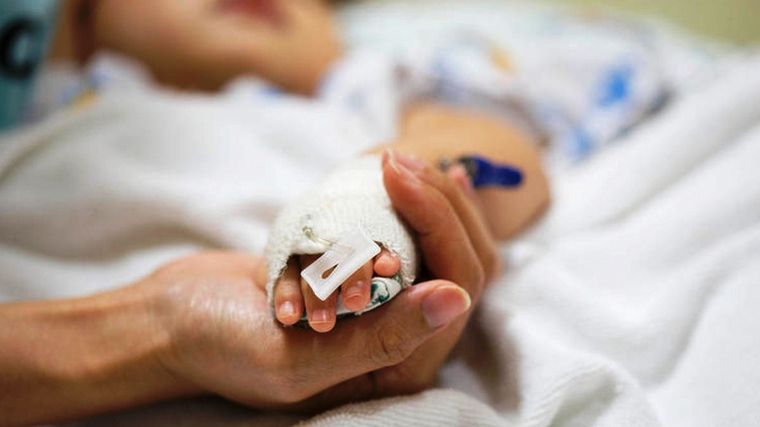 El niño de Rosario está en lista de espera para recibir un trasplante de hígado.