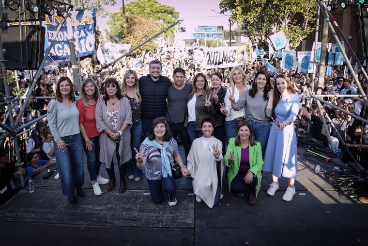 Máximo Kirchner junto a Axel Kicillof y distintos dirigentes kirchneristas. Foto: NA
