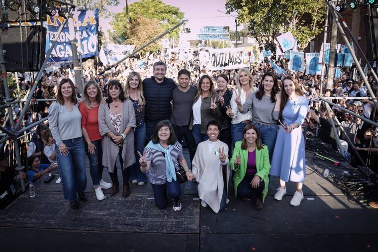 FOTO: Máximo Kirchner junto a Axel Kicillof y distintos dirigentes kirchneristas. Foto: NA