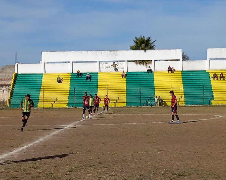 Un dirigente de Huracán de Córdoba fue herido en una pelea de hinchas.