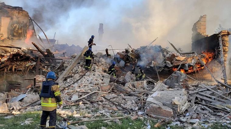 Rescatistas trabajaban en el lugar en busca de sobrevivientes (Foto: Reuters)