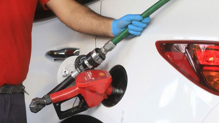 FOTO: Shell y Axion aumentaron los precios de los combustibles.