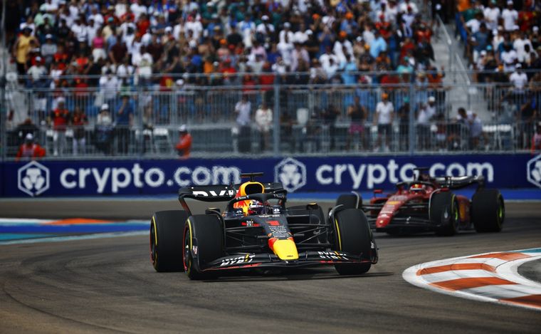 Verstappen superó a Leclerc en la vuelta 9 y sobre el final, controló su ataque