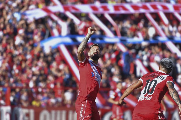 Miguel Torrén festeja el primer tanto del