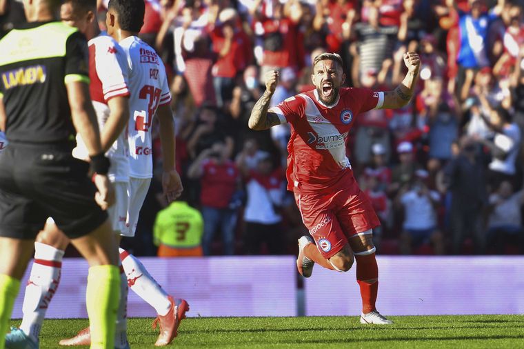 Miguel Torrén festeja el primer tanto del