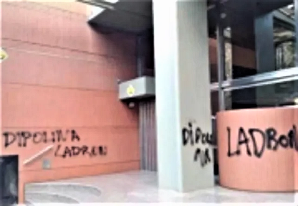 FOTO: Pintadas agresivas cerca del domicilio de Rodolfo Di Pollina
