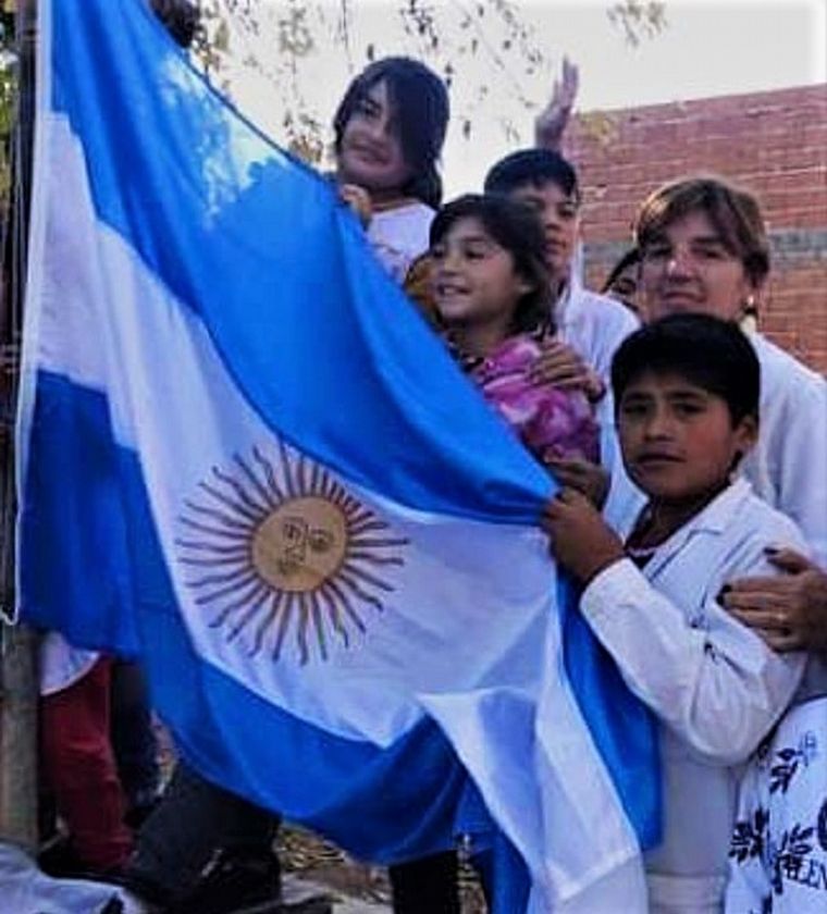 FOTO: Nicolás gastó la mitad de sus ahorros para comprar la bandera argentina.