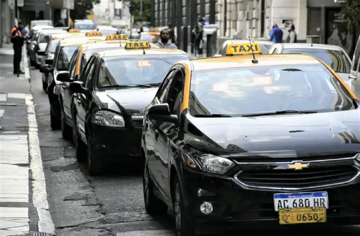 FOTO: En Rosario existen 500 chapas de taxis vacantes.