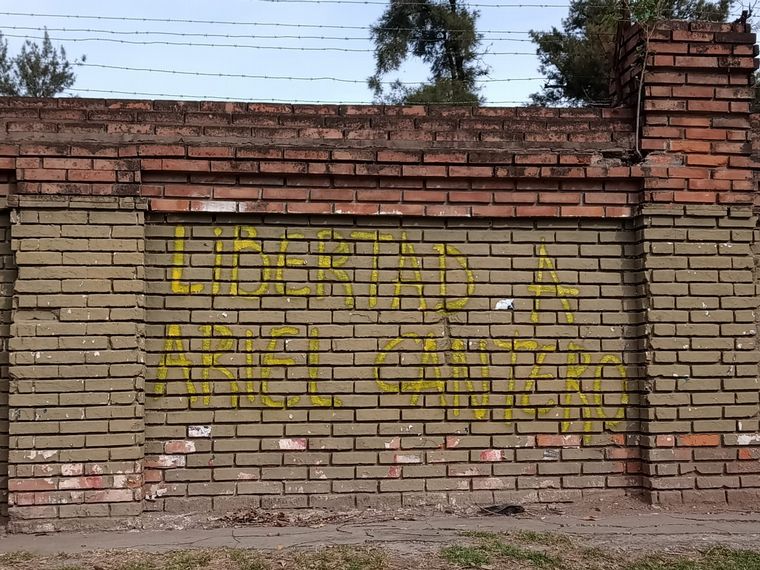 Dejaron una pintada que pide liberar a Cantero frente al Cementerio La Piedad