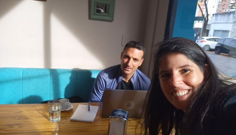 Lionel Scaloni, entrenador de la Selección, en un bar de Rosario. ¿Prepara la lista?