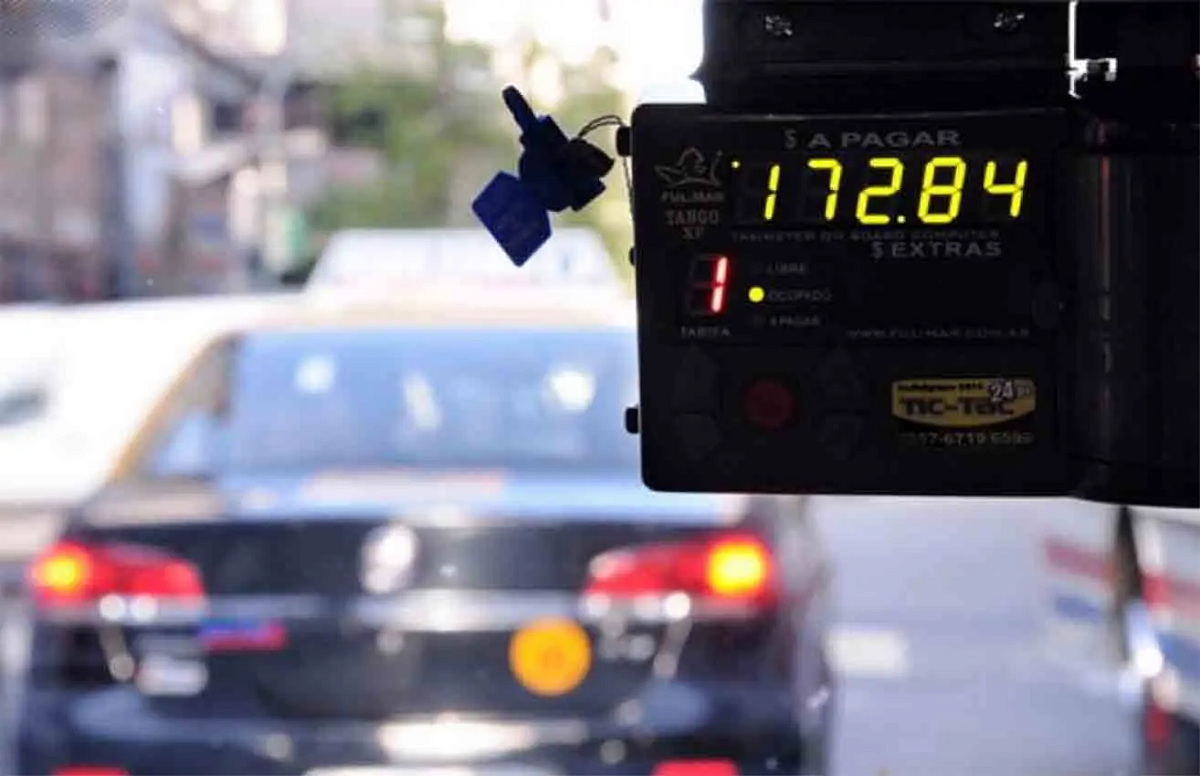 FOTO: Los taxistas actualizan sus relojes para empezar a cobrar la nueva tarifa.