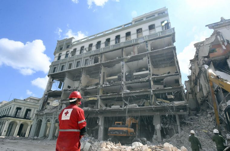 FOTO: Se elevó la cifra de muertos por la explosión de un hotel en La Habana.