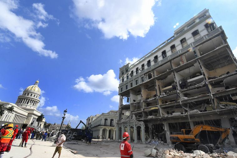 FOTO: Se elev la cifra de muertos por la explosin de un hotel en La Habana.
