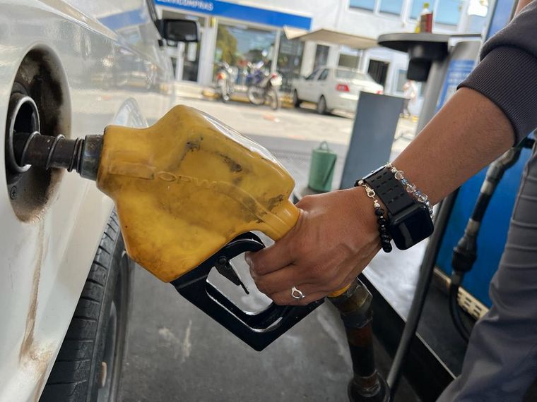 FOTO: El litro de nafta súper costará $146,5 y el diesel de mejor nivel, $210,4. 
