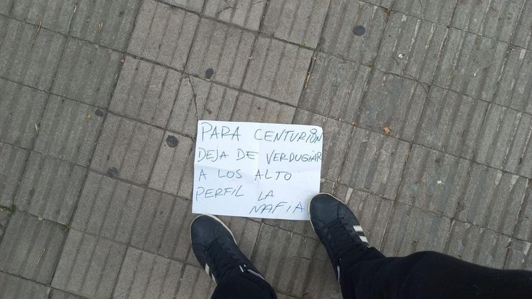 El cartel que dejaron en el ataque a la Secretaría de Asuntos Penitenciarios. 