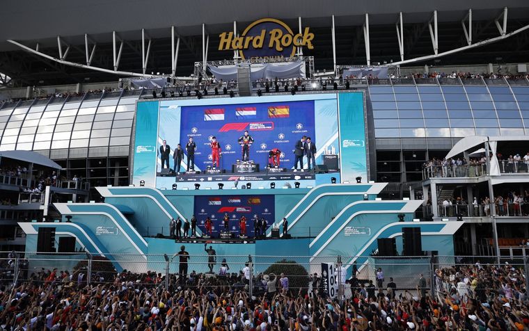 El podio final del #MiamiGP en el 'Hard Rock Stadium'