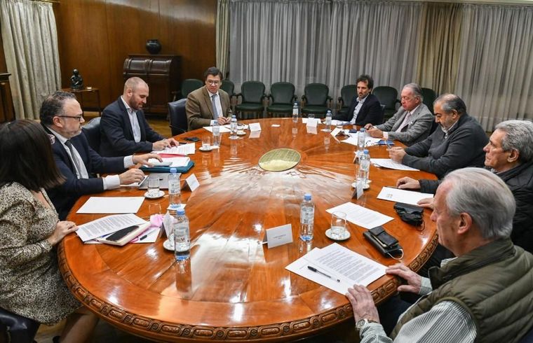FOTO: Martín Guzmán y Matías Kulfas, con representantes de la CGT y la UIA. 