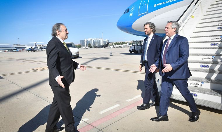 Alberto Fernández busca aire en Europa ante el asedio de los 