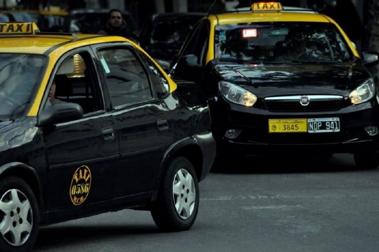 FOTO: Actualmente, en Rosario los taxis llevan hasta cuatro pasajeros.