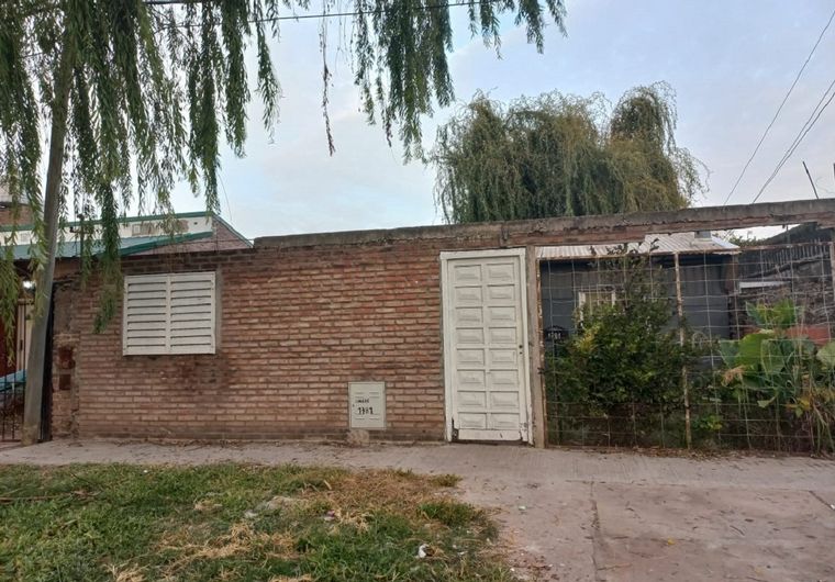 La hallaron enterrada junto a su perrito en su patio.