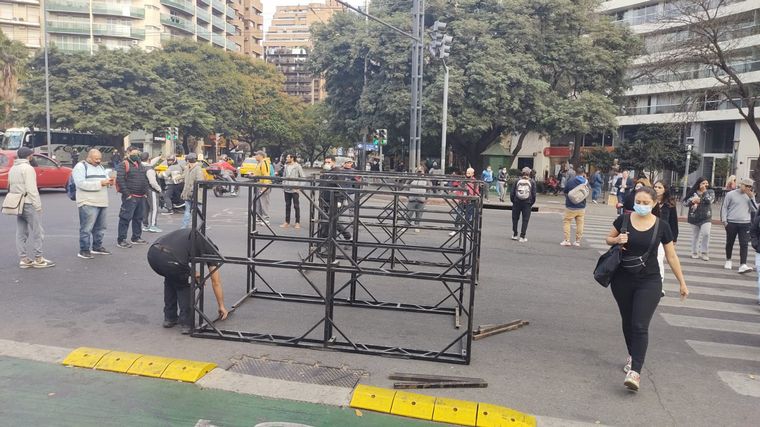 El armado del escenario para la Marcha Federal este miércoles en Córdoba.