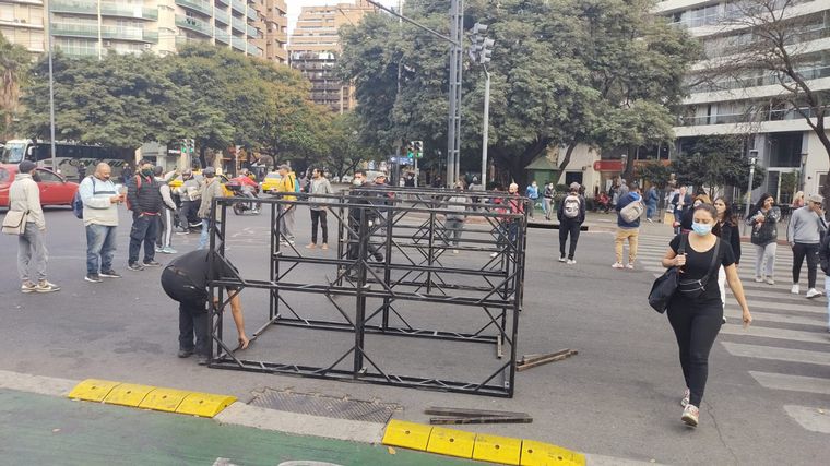 FOTO: El armado del escenario para la Marcha Federal este miércoles en Córdoba.