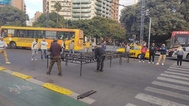 El armado del escenario para la Marcha Federal este miércoles en Córdoba.