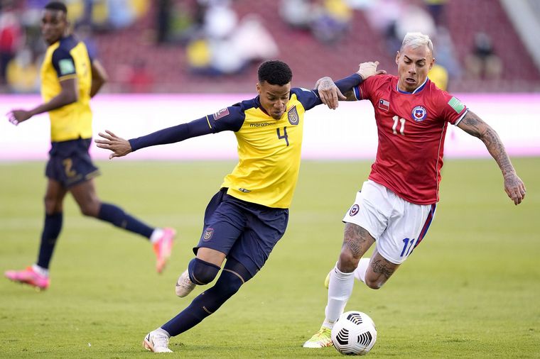 El jugador de Ecuador, Byron Castillo, y el chileno Eduardo Vargas (Getty Images)