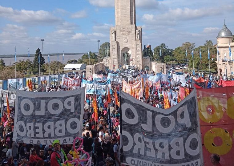 La marcha federal pirquetera pasó por Rosario y sigue rumbo a Buenos Aires. 