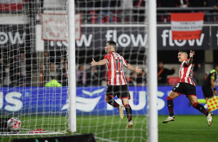 Mauro Boselli celebra la apertura del marcador.