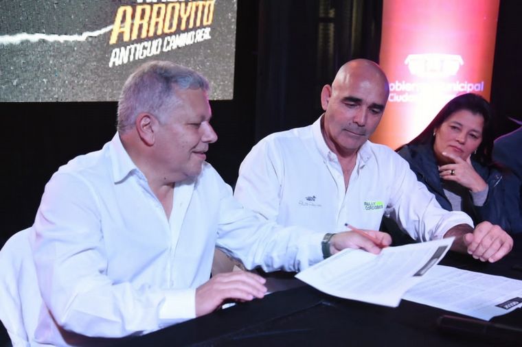 FOTO: El Intendente de Arroyito, Gustavo Benedetti y Gustavo Beccaría, firmando el acuerdo.