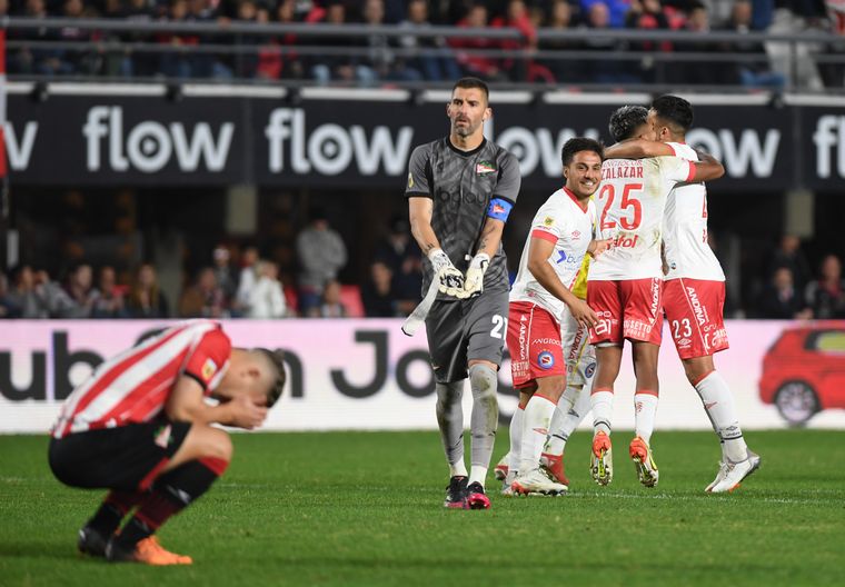 Los jugadores de Argentinos Juniors celebran la clasificación.