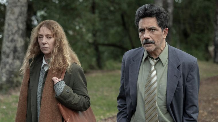 La hermana y el abogado intentado llegar a la verdad.