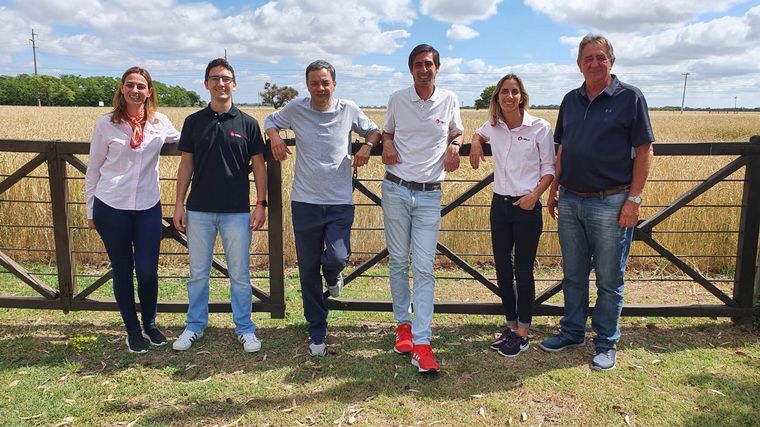 La familia Ricca junto a El Campo Hoy en la sede de la empresa