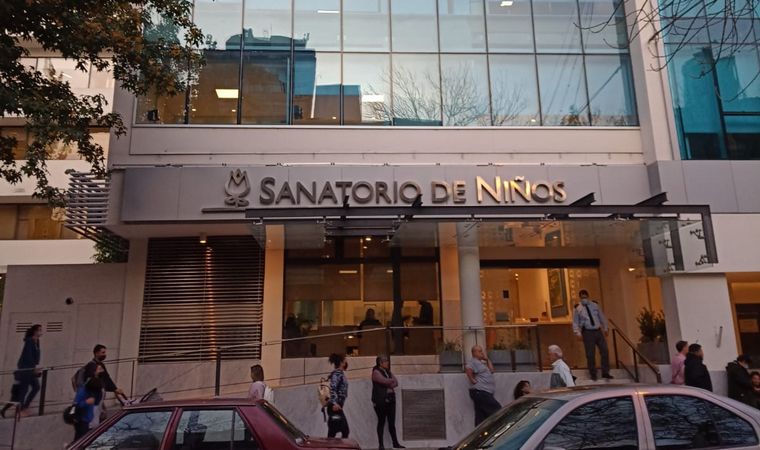 Una nena de 5 años ingresó al Sanatorio de Niños por un choque en la autopista. 