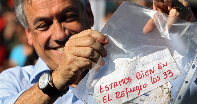 Mensaje de los mineros en la mano del presidente Piñera