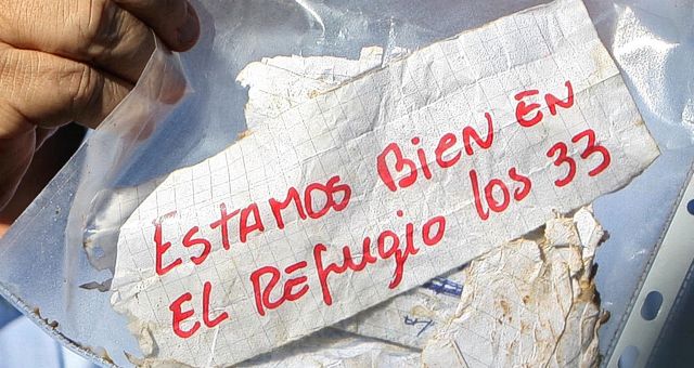 Mensaje de los mineros en la mano del presidente Piñera